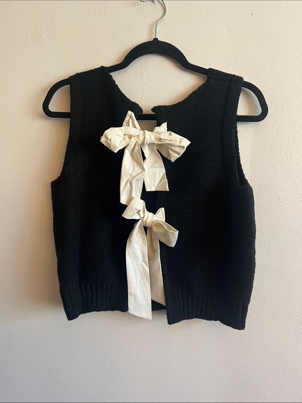 Commense Black Sleeveless V-Neck Knit Sweater Vest